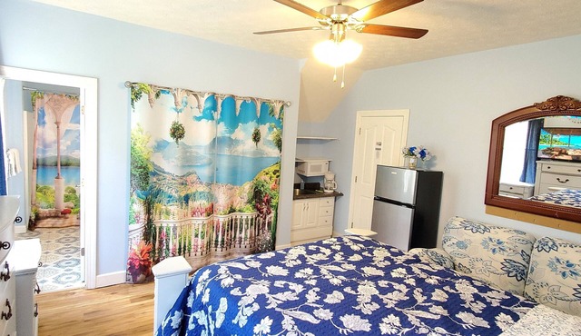 Queen Ruby Studio Suite, Kitchenette, Private bath, desk. Pets welocw