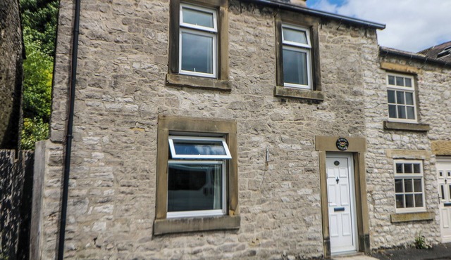 QUEEN'S COTTAGE, with open fire in Tideswell