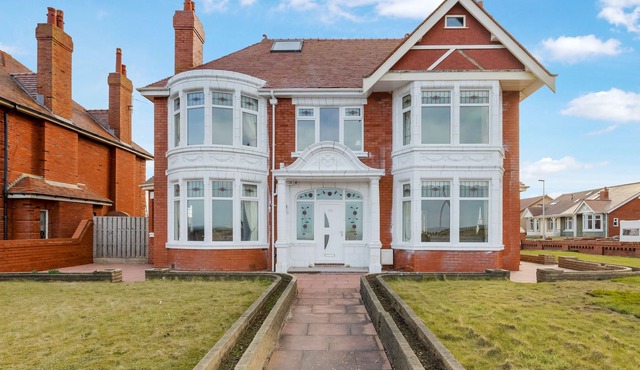 Queen's Crest by Sasco Apartments