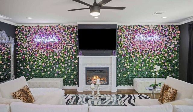Queen's Landing Luxe New Glam Home in Dallas!