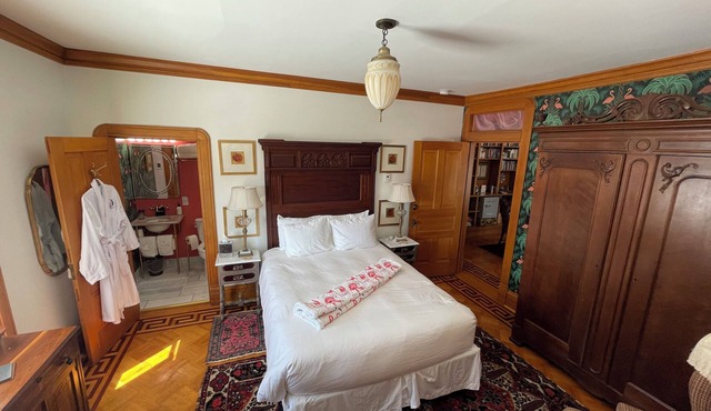 Queen's View B&B- Maggie's Suite, Lake views, Sauna, Pool, Gardens, Bayfield, WI
