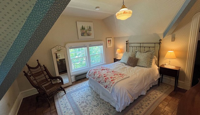 Queen's View B&B- Mona's Suite, Lake Views, Sauna, Pool, Garden, Bayfield, WI