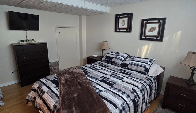 Queen size bed.nContinental breakfast. 25 minutes from hospital.