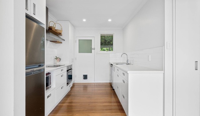 Queen Size Bedroom Near Hagley Park sharing kitchen & Bathroom with host & guest