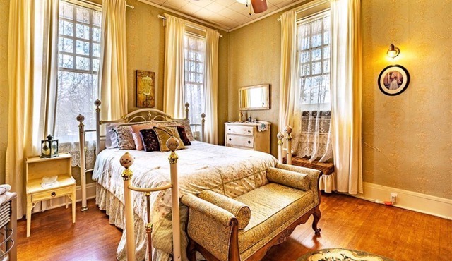Queen Size Suite with a shared Hallway Bath