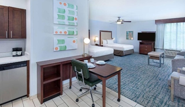 Queen Studio Escape – Free Breakfast, Shuttle & Pool (near Perimeter Mall)