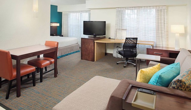 Queen Studio, Hyatt House Chicago, Complimentary Breakfast, Shopping Proximity