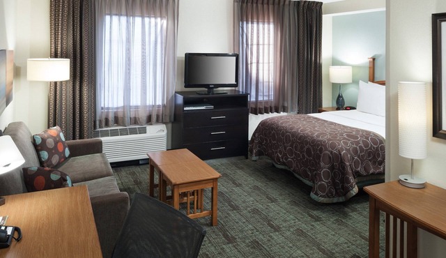 Queen Studio Near IBM. Free Breakfast. Pool. Gym.