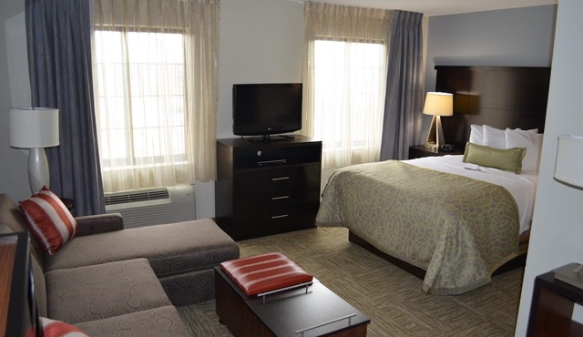 Queen Studio Suite | Free Breakfast + Pool