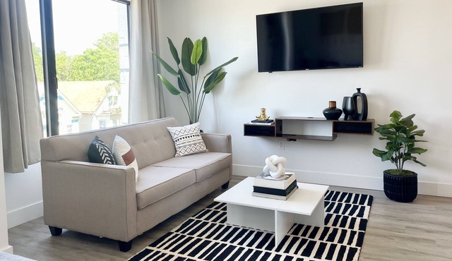 Queen Studio w/Pool + Gym Near NYC & MetLife