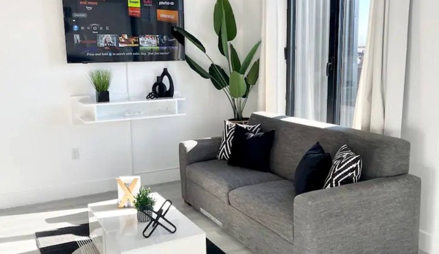 Queen Studio w/Pool + Gym Near NYC & MetLife