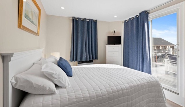 Queen Studio w/Private Ocean-View Deck (309)