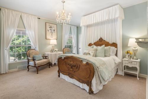 Queen suite-Canopy-Cozy-The Magnolia Suite