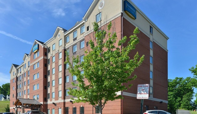 Queen Suite in Stafford! Shared Indoor Pool + 24h Business Center