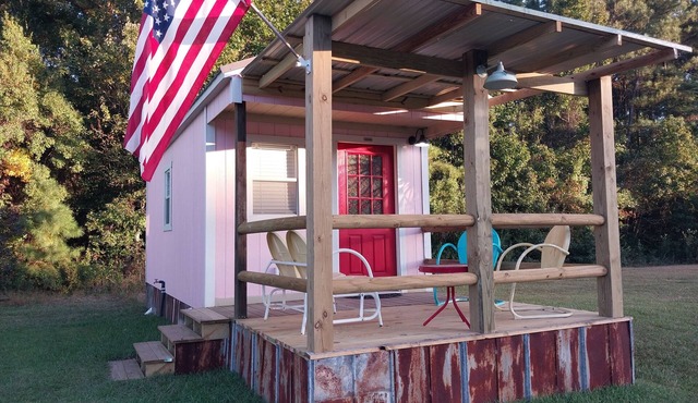 Queen Suite Minutes to Beach Shopping Nature Trails Boating Historic Sites