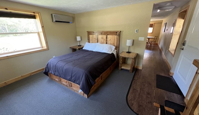 Queen Suite - Tahquamenon Suites Paradise MI