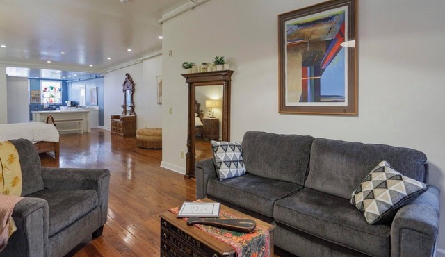 Queen suite with full kitchen, living room, and office in downtown Lexington
