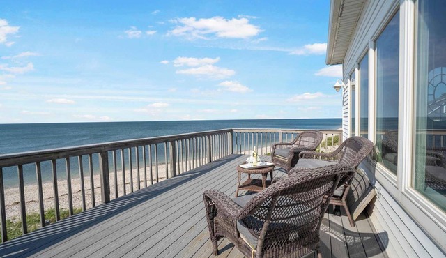 Queen Vic LI Soundfront 5BR Beach House