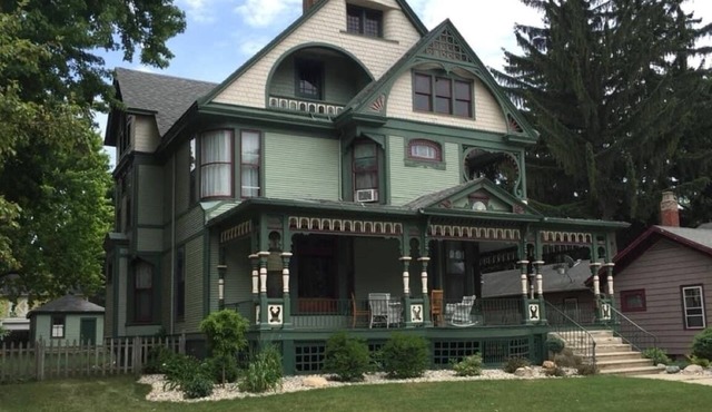 Queen Victorian Home, Walking distance to downtown