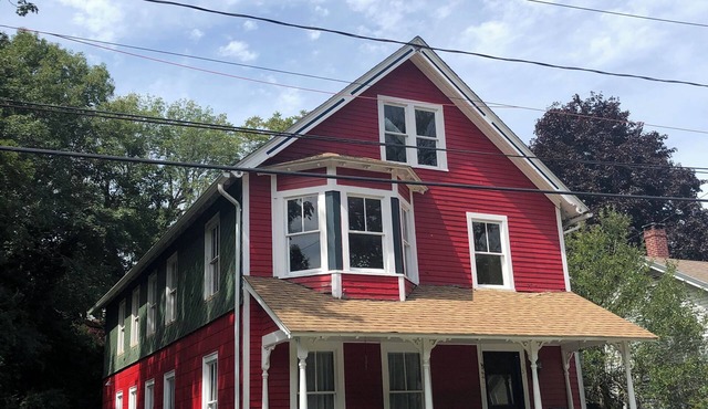 Queenan, 1-St Floor, 2-bed, Downtown Historic Mystic. Short walk to everything.
