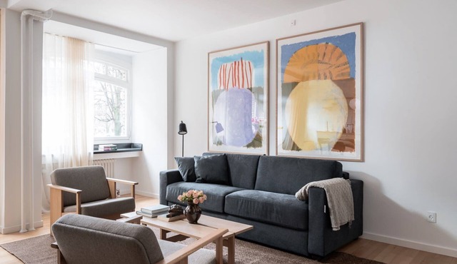 Queens Courtyard 2BR XL by Daniel & Jacob's