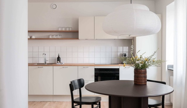 Queens Courtyard 2BR apartment by Daniel & Jacob's