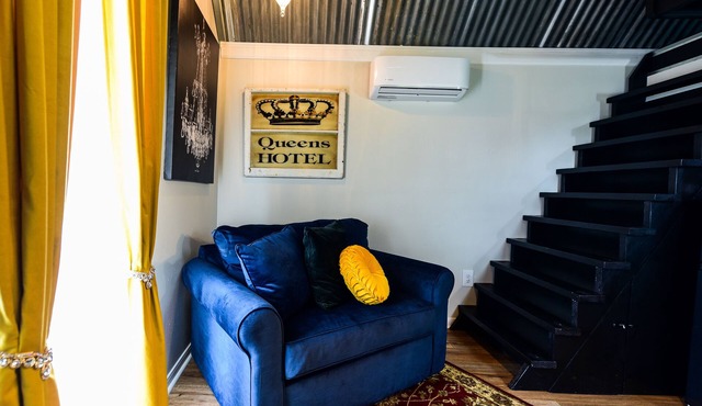 Queens Hotel- a cozy studio cottage in the country. Pool and hot tub.