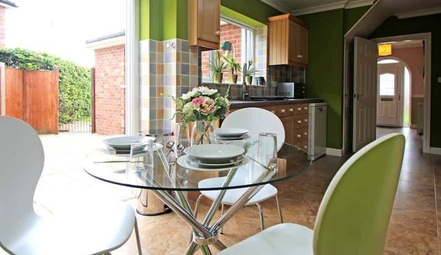 Queens Road - Spacious 4 bedroom home with parking