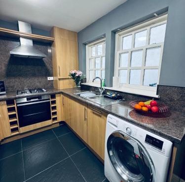 Queens Townhouse - 4 Bedrooms - Sleeps 9