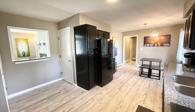 🌞 Queensbury Sunlit Getaway: 3-Bedroom Retreat 🌿