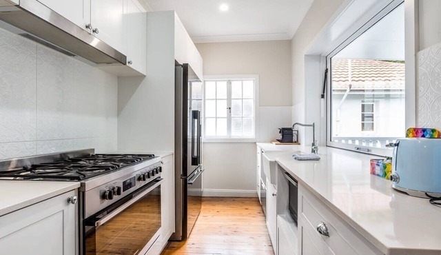 Queenslander Family Gem with backyard & play area