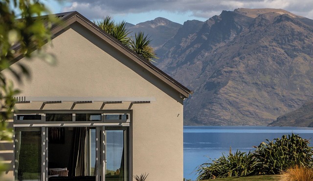 Queenstown Lakeside Private Estate 4 Bedroom House