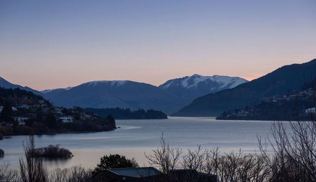 Queenstown Lakeside Gem: 3 BDR, Wi-Fi & Parking