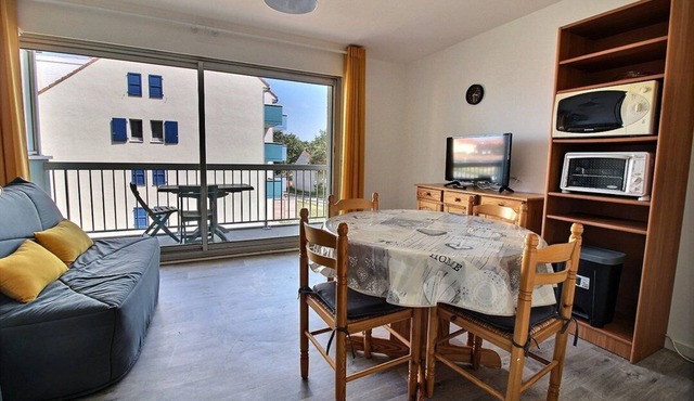 QUEENVICT F2 : Near the sea and shops, studio 2 persons with balcony 2nd floor