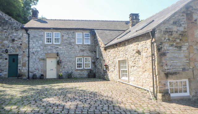QUERC, pet friendly, character holiday cottage in Stoney Middleton