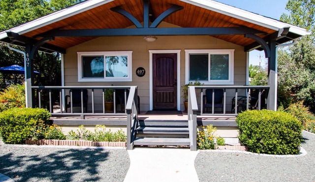 Quercus Acorn Cottage-Best Porch in Town Awaits Your Stay!