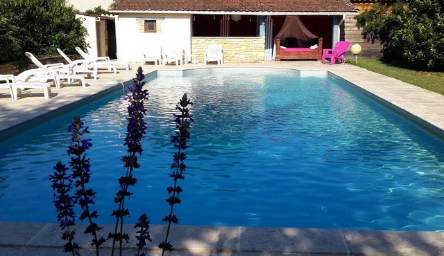 Quercynoise farm w/pool, peaceful setting, in the vineyards of wine from Cahors