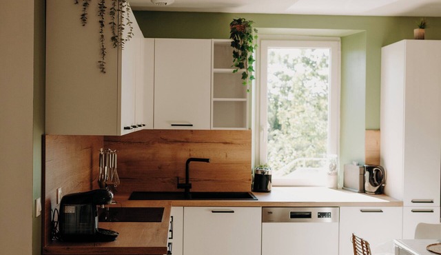 Quiet townhouse with private parking, courtyard, wifi and green lane