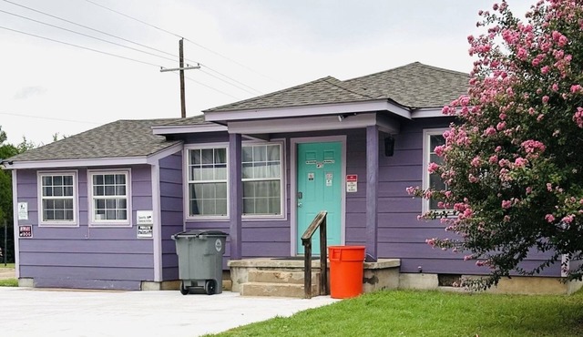 QUICK 1 mile to Ft Sill - clean, sleeps 5, washer/dryer, & PETS welcome!