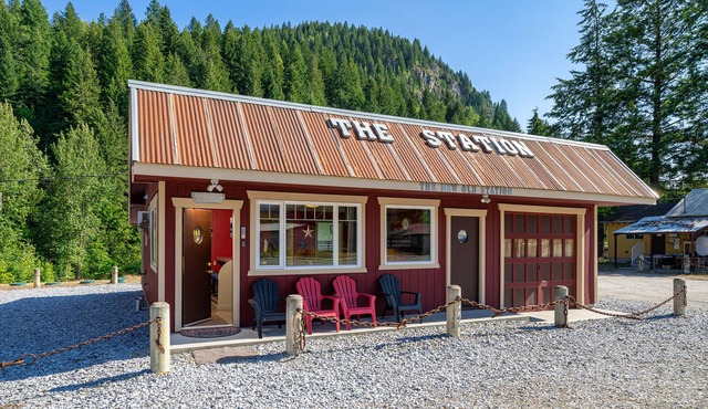 Quick access to the city park, town boat launch and dining options.