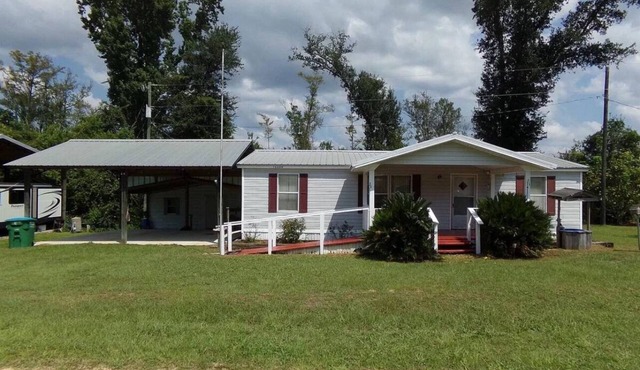 Quick Drive To Multiple Beaches! Chipola Cottage with Private Boat Ramp