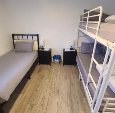 QUICK STOP-GATWICK STAY, Triple room