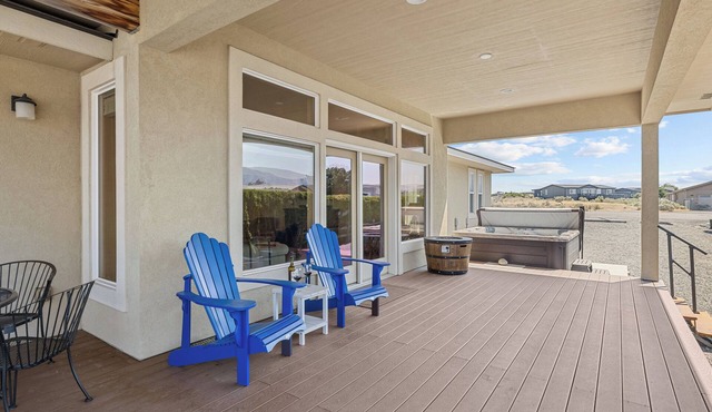 Quick Sunny Escape in Desert Aire - Golf, Swim, and Concerts at The Gorge