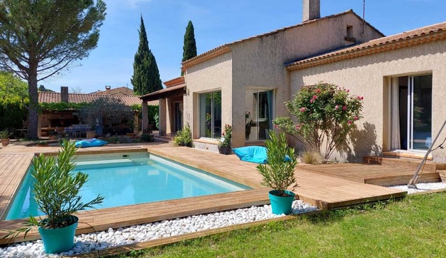 Quiet house with swimming pool, pergola, BBQ, garden with trees, 4 bedrooms and 3 bathrooms