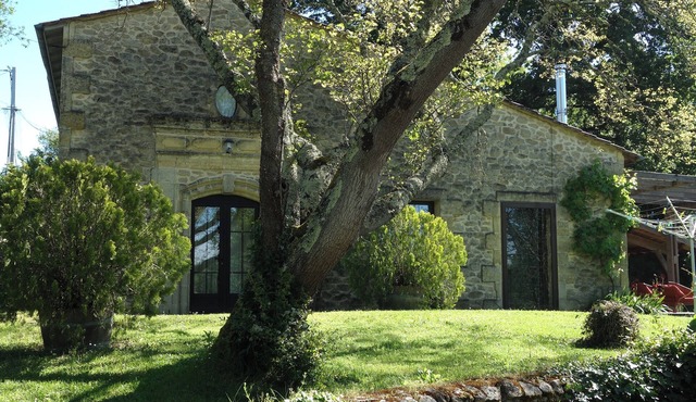 Quiet house with large garden and pool, in the Entre-deux-Mers