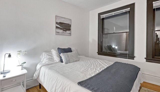 Quiet 1 Bed Studio Heart of Downtown