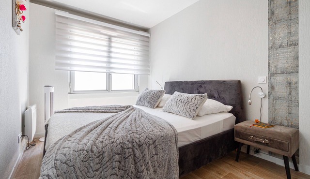Quiet 1-bed with office space, Saint-Cyprien, 200m to metro