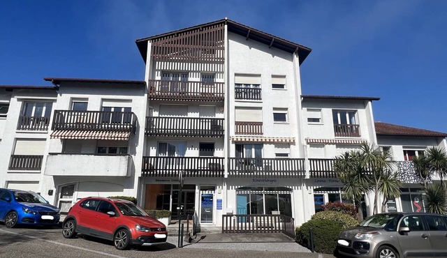 Quiet 1-bedroom with river view, Internet, free parking, Cambo-les-Bains