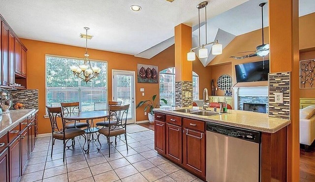 Quiet 1-bedroom house in peaceful Houston. Shared home!