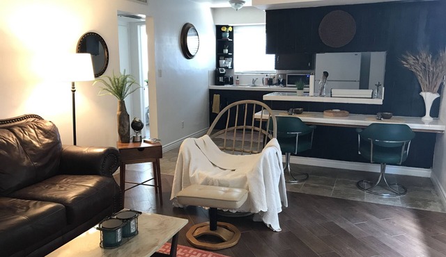 Quiet 1 Bedroom Townhouse with Parking and Fast WiFi, Gated in Downtown
